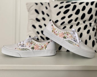 Brodé Vans Authentic | Chaussures de mariée | Baskets de mariée | Baskets Vans brodées | Camionnettes brodées | Broderie à la main | mariage | baskets à fleurs