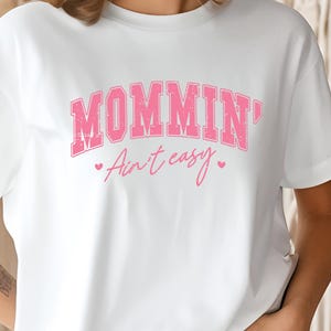 Día de la Madre, Cartas angustiadas, Mamá no es fácil, Camiseta divertida, Vida de mamá, Rosa, Maternidad, Calcomanía, Camiseta, Descarga digital