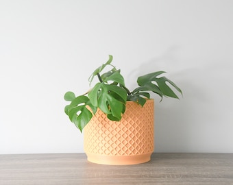 Jardinera Carolina con drenaje y platillo en color sorbete de naranja, maceta con entramado impresa en 3D, tamaños pequeños a grandes: 4", 5", 6", 7" y 8"