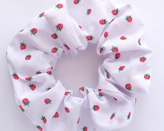 Rot und Weisses Mini Erdbeer Print Scrunchie