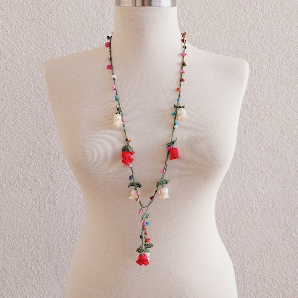 Collier en dentelle Oya au crochet de couleur blanche et rouge avec collier de perles et de fleurs