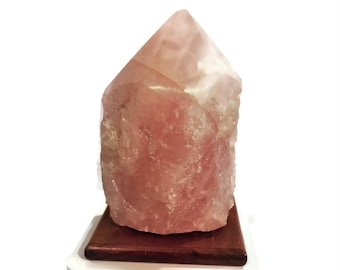 ローズクォーツクリスタルポイント：虹の輝きを放つ研磨された