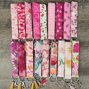 Llavero con borlas y cierre de mosquetón plateado, de algodón, con estampado de cerdo, con diseño floral de rosa y hojas de monstera rosa duraderas.