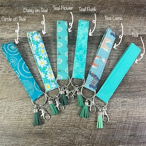Llavero de pulsera verde azulado con borlas, diseño de pinza de langosta, floral, llama batik, color sólido, azul turquesa, regalo para amantes.