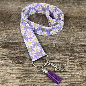Cordão de tecido feito à mão 40 polegadas Daisy em algodão com estampa roxa e borla Silver Lobster Claw Clipper, porta-crachá, alça para cartão-chave