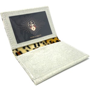 Cartera pequeña blanca para tarjetas, identificación y efectivo - Metal Flake, Glitter Vinyl, Sparkly, Rockabilly, Psychobilly, Bifold Wallet, Leopard print