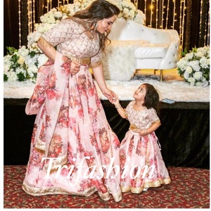Twinning in Style: 30+ Mother-Daughter Colour Coordinated Outfits for  Wedding Ceremonies | WeddingBazaar