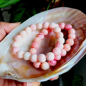 Pink Queen Conch Shell-armband•Gegraveerde armband met lotus•10 mm natuurlijke helende schelparmband voor hem/haar•Kristalen sieraden cadeau met certificaat