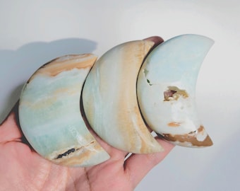 Karibischer Kalzitmond • 7 cm blauer Aragonitkristallmond • Halbmond-Skulptur – Kristallgeschenk, Heimdekoration