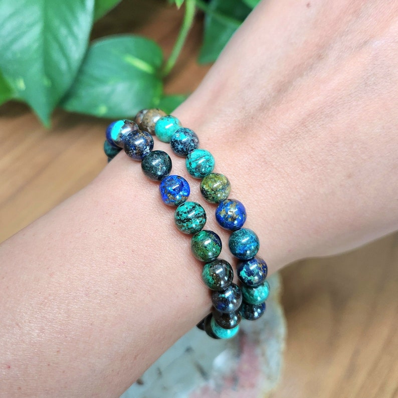 Azurite Malachite gemstone stretchy bracelet in 8mm round beads.These natural crystal bracelets are suitable for men and women. Fits up at 6.5inch wrists, this is known as the stone of heaven.Gift this stunning healing gift to all crystal collectors.