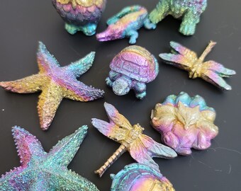 Bismutkristal met afbeeldingen van een hond, schedel, uil, zeester, sneakers, schildpad, libel, Boeddha en negenstaartvos • Ombré kristalcadeau voor huisdecoratie
