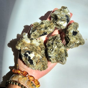 Cúmulo de mica dorada • Moscovita dorada en bruto • Ejemplar de mica amarilla • Cúmulo de lepidolita dorada • Mineral de moscovita piña