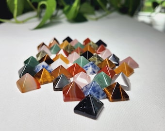 Miniaturowa piramida, kryształ 14 mm x 10 mm Piramida z kamieni szlachetnych • Kwarc różowy • Czerwony jaspis • Niebieski złoty kamień • Unakit • Awenturyn • Tygrysie oko • Karneol