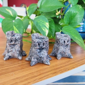 Yooperlite Baumstamm • 2 &quot;Kristall Baumstamm • Natürlicher leuchtender Kristall • Leuchtender Baum • Kristall-Geschenkanzeige • Halloween-Dekoration