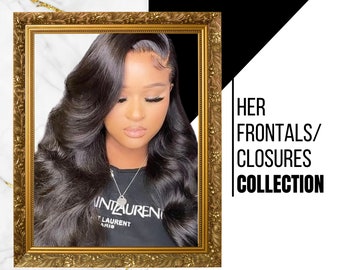 Op de afbeelding: Een vrouw met lang, zwart haar dat in losse golven is gestyled, draagt een zwart shirt met de tekst "Saint Laurent Paris" erop. De afbeelding is ingelijst in een gouden lijst. De tekst "HER FRONTALS/CLOSURES COLLECTION" staat in de rechterbovenhoek van de afbeelding.