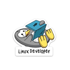 Könnte beinhalten: Ein Cartoon-Pinguin mit einer gelben Mütze, der einen blauen Laptop mit einem Fishe-Symbol hält. Der Text "Linux Developer" befindet sich unter dem Pinguin.
