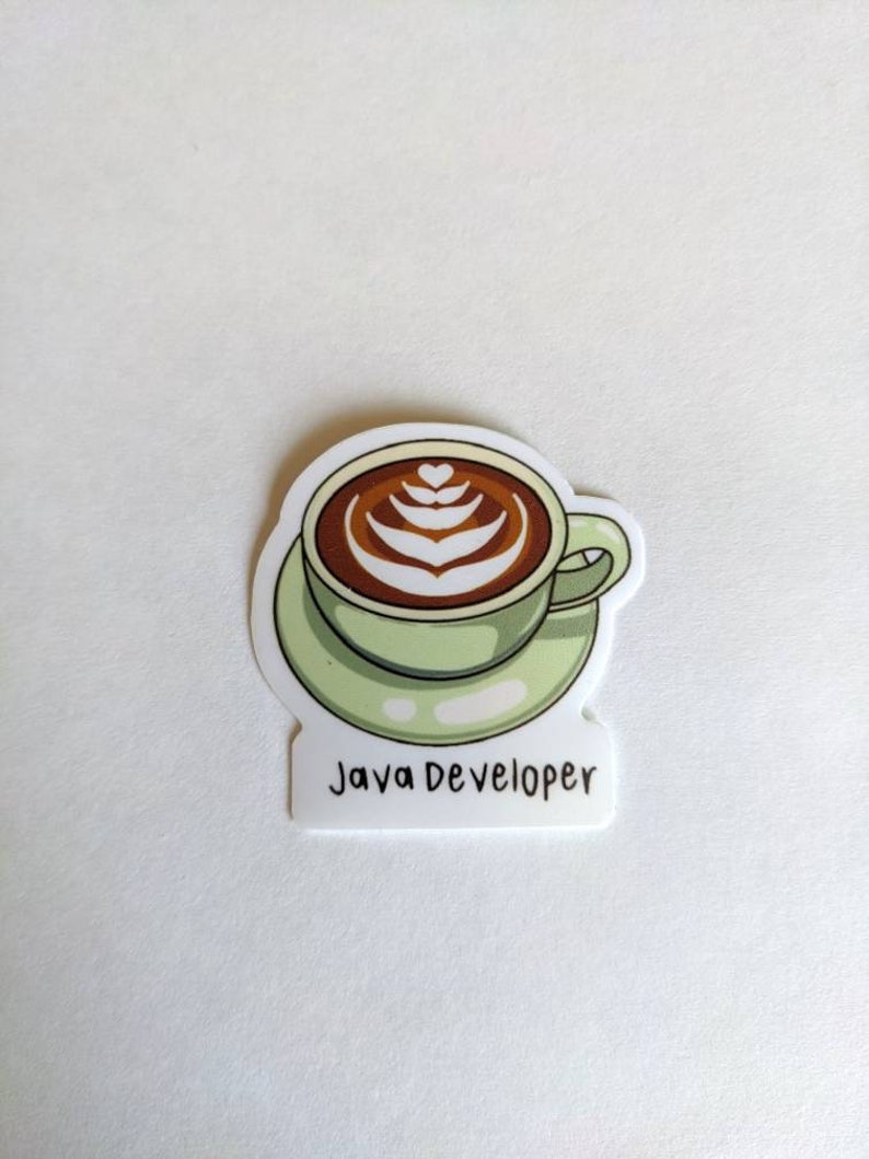 Może przedstawiać: Naklejka przedstawiająca filiżankę kawy z latte art w odcieniach brązu i zieleni na spodku. Pod spodem znajduje się napis "Java Developer". Naklejka jest na białym tle.