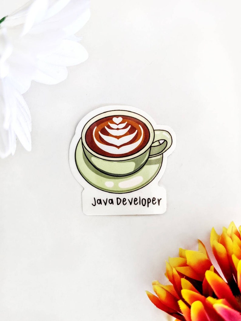Może przedstawiać: Naklejka przedstawiająca filiżankę kawy z latte art, spoczywającą na spodku. Kawa jest brązowa z białymi wzorami. Filiżanka i spodek są jasnozielone. Pod filiżanką znajduje się napis "Java Developer".