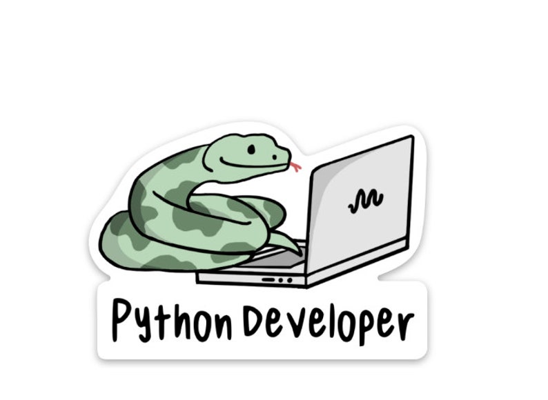 Op de afbeelding: Een groene slang met een glimlachend gezicht zit voor een laptop met de tekst "Python Developer" onder de afbeelding.