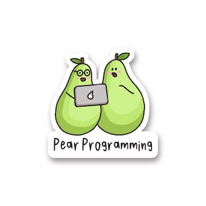 Puede incluir: Una pegatina con dos peras de dibujos animados. Una pera lleva gafas y sostiene un portátil con el logotipo de Apple. La otra pera tiene una expresión de sorpresa. El texto "Pear Programming" está debajo.