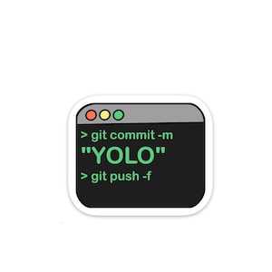 以下が含まれることがあります： 黒い背景に緑色の文字で「git commit -m "YOLO" git push -f」と書かれたコンピューター画面のステッカー。画面は灰色の枠で囲まれており、右上の隅に3つの色のついた点がある。