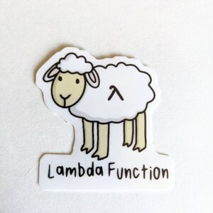 Puede incluir: Una pegatina blanca con una ilustraci&oacute;n de dibujos animados de una oveja y el texto "Lambda Function".