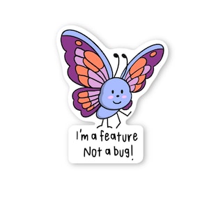 Pode incluir: Uma borboleta de desenho animado com asas roxas, laranja e rosa e um corpo azul. A borboleta tem um rosto sorridente e está em pé sobre duas pernas. O texto "I'm a feature Not a bug!" está escrito abaixo da borboleta.
