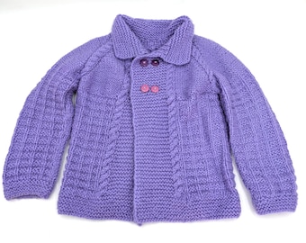 Suéter cárdigan morado de punto hecho a mano para niña, talla 4, con cuello y 4 botones. Punto grueso.