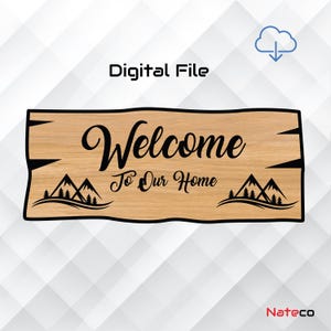 Può includere: Un cartello di legno con le parole "Welcome To Our Home" in corsivo nero. Il cartello presenta sagome di montagne e alberi a ciascuna estremità. Le parole "Digital File" sono sopra il cartello.