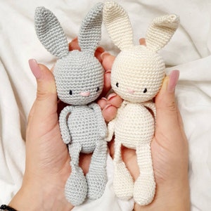 Hase Kuscheltier für Baby gehäkelt. Aus 100% Baumwollgarn und ohne Plastik. Für kleine Kinderhände sehr angenehm. Größe 18 cm mit Ohren