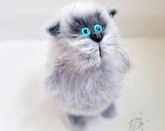 Pluizige gehaakte kat, gehaakte kat voor thuisdecoratie, gehaakte kat. Kat handgemaakt. Kat als cadeau.  Accessoires voor katten.