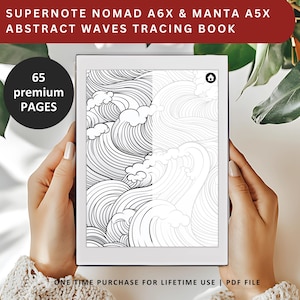 Può includere: Un disegno digitale in bianco e nero di onde astratte su un e-reader bianco. L'e-reader è tenuto nelle mani di una persona. Il testo sullo schermo recita "SUPERNOTE NOMAD A6X & MANTA A5X ABSTRACT WAVES TRACING BOOK" e "65 premium PAGES". Il testo in fondo allo schermo recita "ONE TIME PURCHASE FOR LIFETIME USE | PDF FILE".
