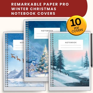 Op de afbeelding: Drie notitieboekcovers met winterlandschapsontwerpen, met besneeuwde scènes en een kerstboom. De notitieboeken hebben spiraalbindingen en de tekst "Remarkable Paper Pro Winter Christmas Notebook Covers" staat bovenaan. Een gele cirkel leest "10 PDF Covers".