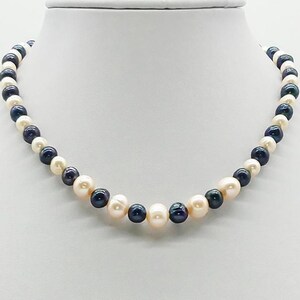 40158 Pearl necklace in designer vintage style, bright necklace for women and girls, spring necklace, gift for the neck