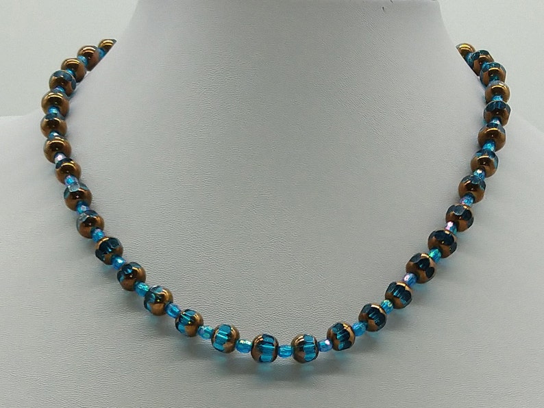 40166 Chic fashion chain in blue and copper-colored glass crystals. image 1