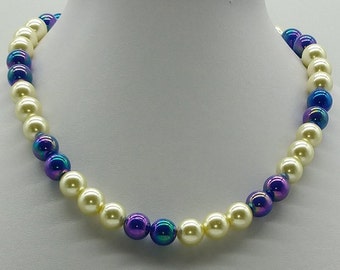 40163 Fashion chain with blue-iridescent and white glass wax beads.