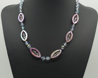 40171 Fashion necklace with oval mother-of-pearl pieces and faceted glass beads.