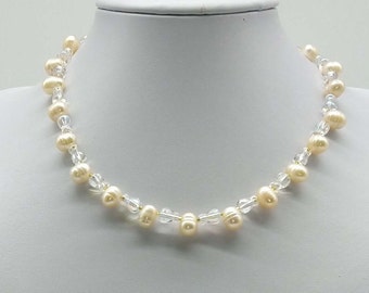 40231 Halskette mit Perlen und Bergkristall
