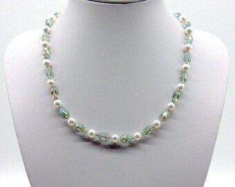 40283 Fashion necklace with pearls and green glass crystals