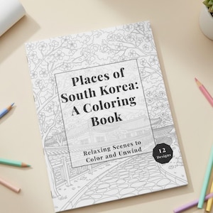 Peut inclure: Un livre de coloriage intitulé Places of South Korea: A Coloring Book avec une couverture en noir et blanc représentant un bâtiment traditionnel, un chemin en pierre et des cerisiers en fleurs. Un badge noir indique 12 Designs.