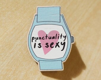 Insignia / broche / botón de madera "La puntualidad es sexy"
