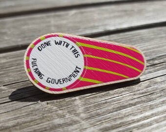 Insignia / broche / botón de madera "Hecho con este maldito gobierno"