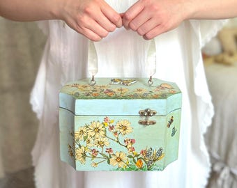 Bolso de madera estilo vintage de los años 60 con decoupage, bolso tipo caja con estampado floral y mariposas, bolso de mano estilo cottagecore coqueto, asa de lucita.