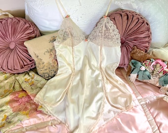 Body in pizzo color crema vintage, con dettagli a roselline, in nylon, perfetto per un romantico matrimonio.