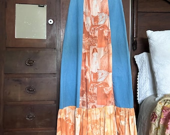 Vintage jaren 70 maxi-rok: oranje kunstportret, denim patchwork, boho hippieboer