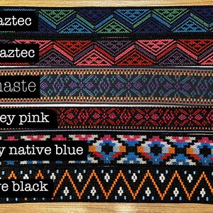 K&ouml;nnte beinhalten: Sechs verschiedene gemusterte Stoffb&auml;nder, darunter blauer Azteken-Stil, rosa Azteken-Stil, Namaste, Paisley-Rosa, Hippie-Native-Blau und Native-Schwarz.