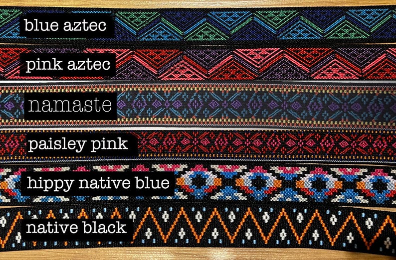 K&ouml;nnte beinhalten: Sechs verschiedene gemusterte Stoffb&auml;nder, darunter blauer Azteken-Stil, rosa Azteken-Stil, Namaste, Paisley-Rosa, Hippie-Native-Blau und Native-Schwarz.