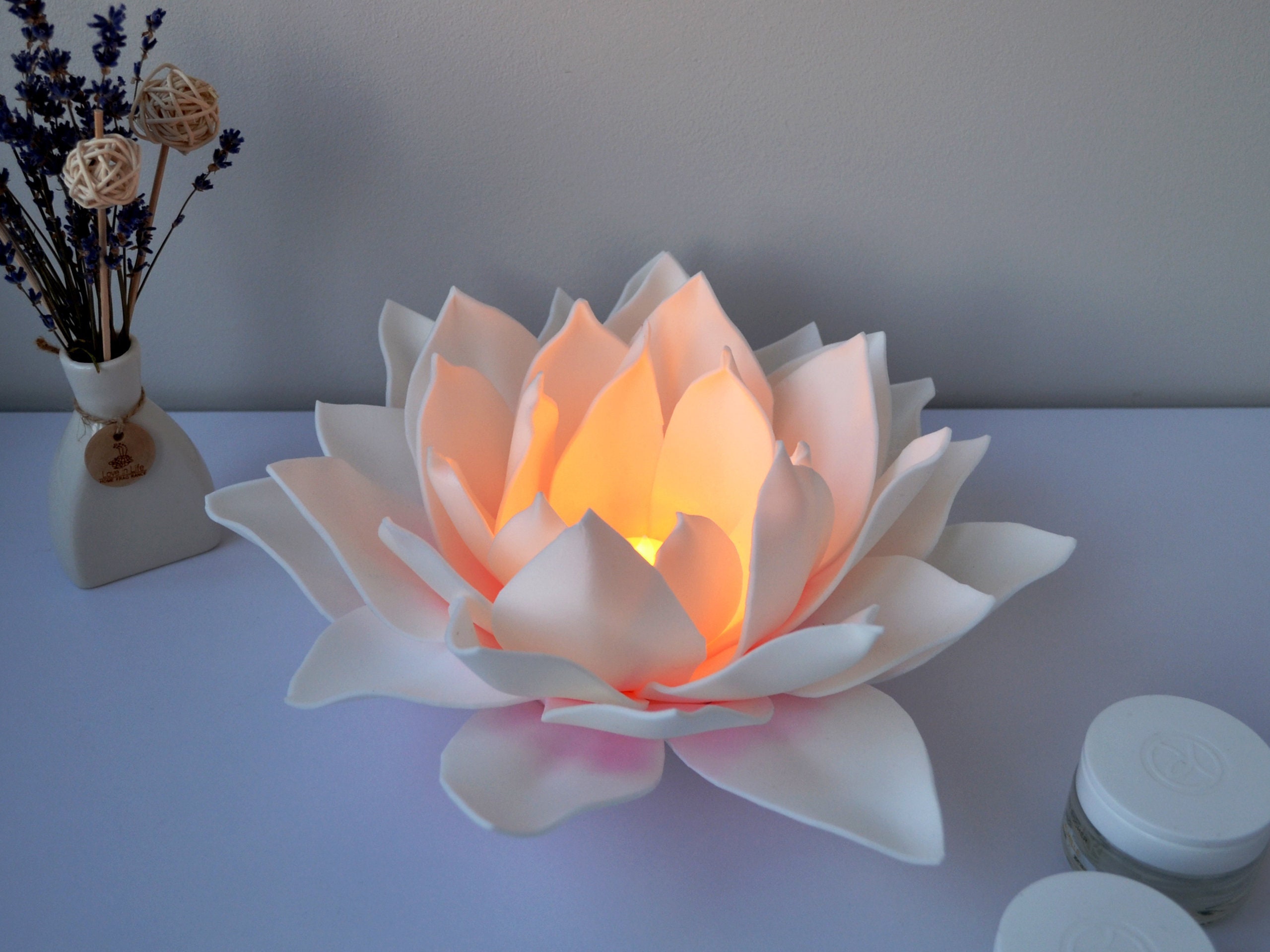 Fleur de lotus lumineuse : Spiritualité et bien-être, bijoux
