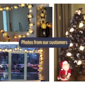 Op de afbeelding: Drie foto's die een string met witte bloemenlichten met warm witte LED-lampen laten zien. De lichten zijn om een spiegel, een raam en een kerstboom gewikkeld. De tekst "Foto's van onze klanten" is zichtbaar in het midden van de afbeelding.
