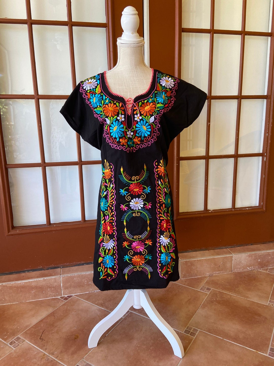 Mexican Embroidered Dress/handmade/mexicandress/blackmexicandress/12decembre/guadalupe - Etsy Mexican Embroidered Dress/handmade/mexicandress/blackmexicandress/12decembre/guadalupe - Etsy